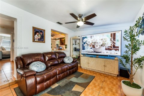 Casa en venta en Hialeah, Florida, 4 dormitorios, 186.08 m2 № 2006394 - foto 6