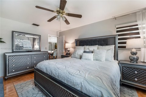 Casa en venta en Hialeah, Florida, 4 dormitorios, 186.08 m2 № 2006394 - foto 4