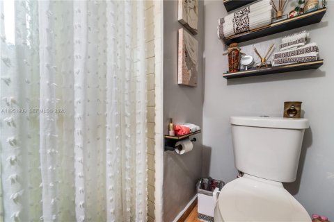 Casa en venta en Hialeah, Florida, 4 dormitorios, 186.08 m2 № 2006394 - foto 18