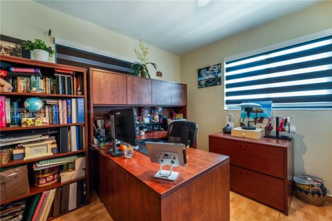 Casa en venta en Hialeah, Florida, 4 dormitorios, 186.08 m2 № 2006394 - foto 13