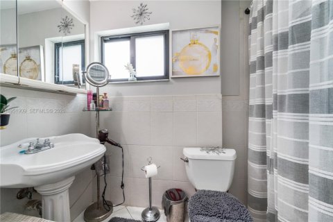 Casa en venta en Hialeah, Florida, 4 dormitorios, 186.08 m2 № 2006394 - foto 5