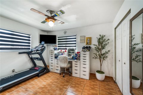 Casa en venta en Hialeah, Florida, 4 dormitorios, 186.08 m2 № 2006394 - foto 12