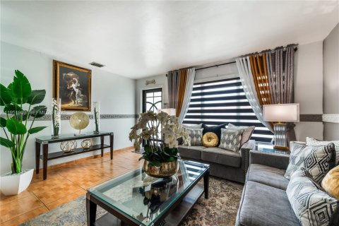 Casa en venta en Hialeah, Florida, 4 dormitorios, 186.08 m2 № 2006394 - foto 29