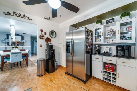 Casa en venta en Hialeah, Florida, 4 dormitorios, 186.08 m2 № 2006394 - foto 20
