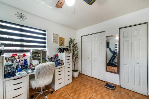 Casa en venta en Hialeah, Florida, 4 dormitorios, 186.08 m2 № 2006394 - foto 11