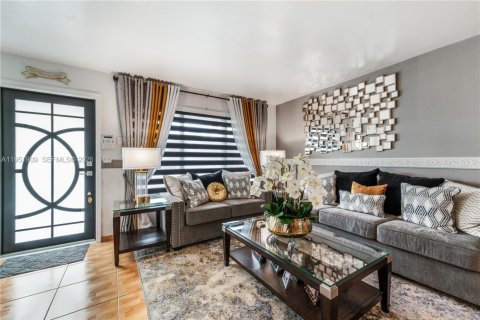 Casa en venta en Hialeah, Florida, 4 dormitorios, 186.08 m2 № 2006394 - foto 3