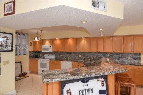 Condo in Highland Beach, Florida, 2 bedrooms  № 2005298 - photo 14