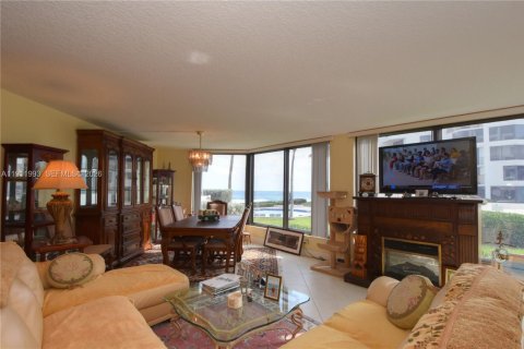 Condo in Highland Beach, Florida, 2 bedrooms  № 2005298 - photo 17