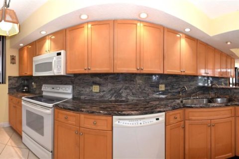 Condo in Highland Beach, Florida, 2 bedrooms  № 2005298 - photo 15