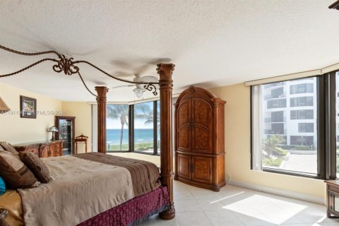 Condo in Highland Beach, Florida, 2 bedrooms  № 2005298 - photo 24