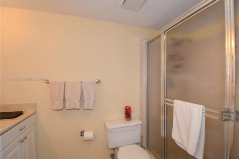 Condo in Highland Beach, Florida, 2 bedrooms  № 2005298 - photo 29