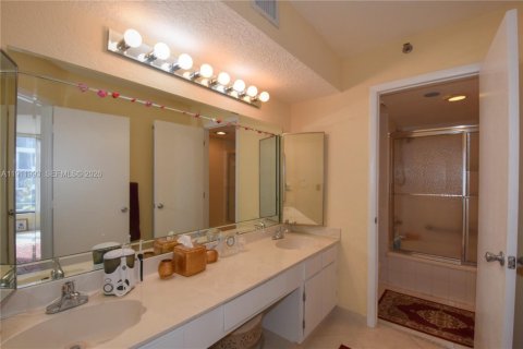 Condo in Highland Beach, Florida, 2 bedrooms  № 2005298 - photo 25