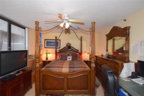 Condo in Highland Beach, Florida, 2 bedrooms  № 2005298 - photo 28