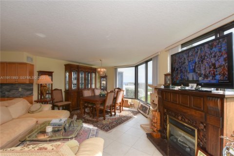 Condo in Highland Beach, Florida, 2 bedrooms  № 2005298 - photo 20