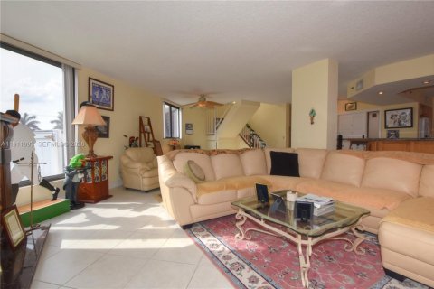 Condo in Highland Beach, Florida, 2 bedrooms  № 2005298 - photo 19