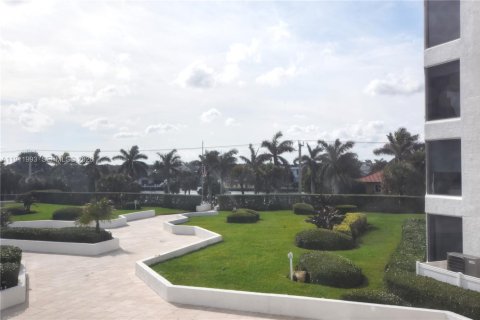 Condo in Highland Beach, Florida, 2 bedrooms  № 2005298 - photo 27