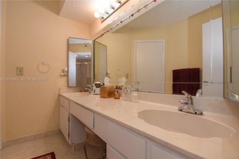 Condo in Highland Beach, Florida, 2 bedrooms  № 2005298 - photo 26