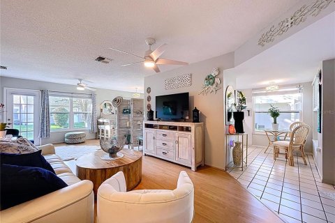 Condo in New Port Richey, Florida, 2 bedrooms  № 1918479 - photo 12