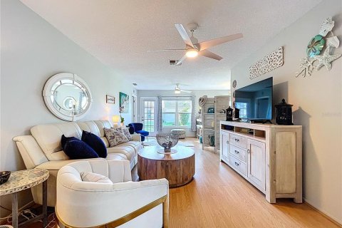 Condo in New Port Richey, Florida, 2 bedrooms  № 1918479 - photo 13