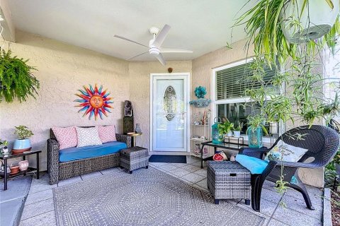 Condo in New Port Richey, Florida, 2 bedrooms  № 1918479 - photo 9