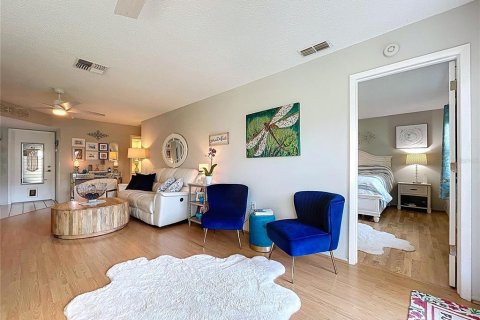 Condo in New Port Richey, Florida, 2 bedrooms  № 1918479 - photo 14
