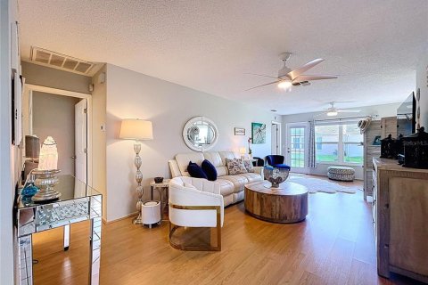 Condo in New Port Richey, Florida, 2 bedrooms  № 1918479 - photo 11