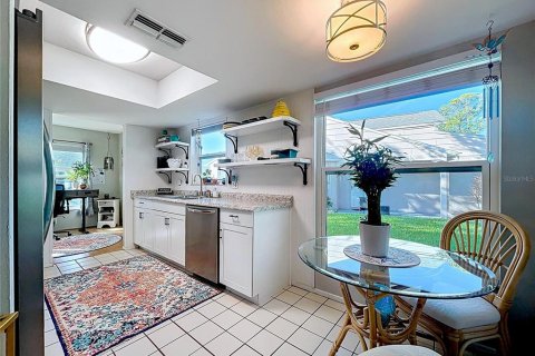 Condo in New Port Richey, Florida, 2 bedrooms  № 1918479 - photo 17