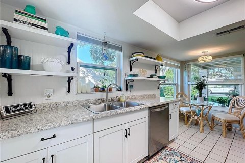 Condo in New Port Richey, Florida, 2 bedrooms  № 1918479 - photo 18