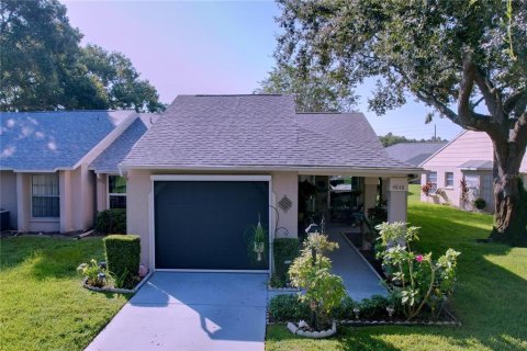 Condo in New Port Richey, Florida, 2 bedrooms  № 1918479 - photo 1
