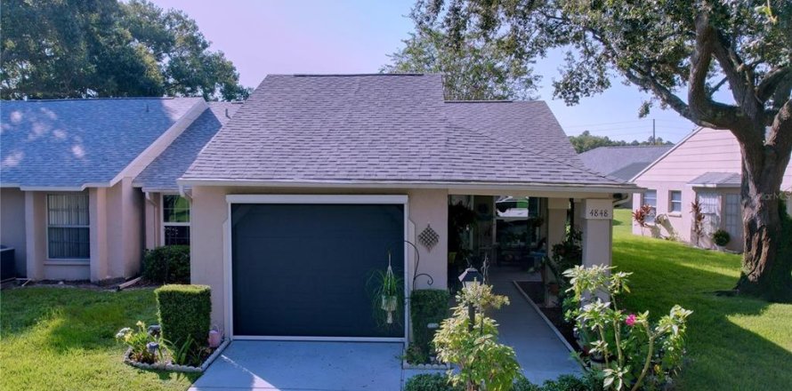 Condo in New Port Richey, Florida, 2 bedrooms № 1918479