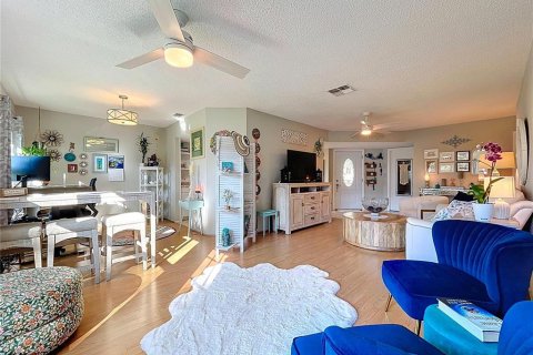 Condo in New Port Richey, Florida, 2 bedrooms  № 1918479 - photo 15