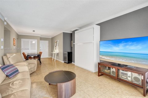 Condo in Hollywood, Florida, 1 bedroom № 2175258 - photo 12