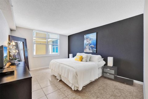 Condo in Hollywood, Florida, 1 bedroom № 2175258 - photo 17