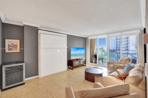 Condo in Hollywood, Florida, 1 bedroom № 2175258 - photo 6