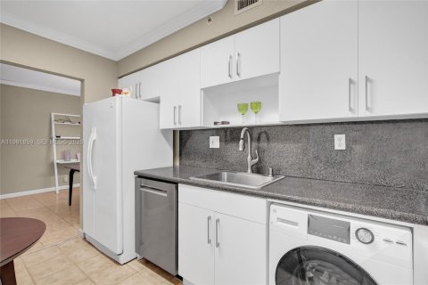 Condo in Hollywood, Florida, 1 bedroom № 2175258 - photo 16