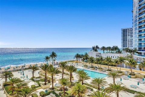 Condo in Hollywood, Florida, 1 bedroom № 2175258 - photo 2