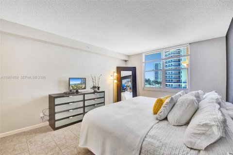 Condo in Hollywood, Florida, 1 bedroom № 2175258 - photo 18