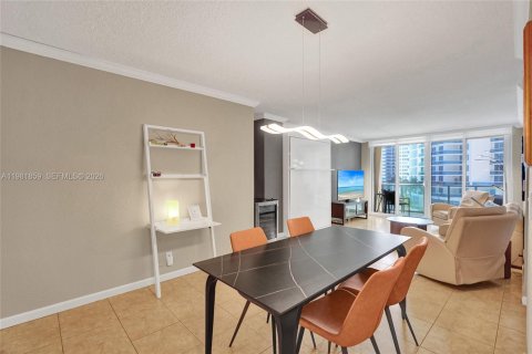 Condo in Hollywood, Florida, 1 bedroom № 2175258 - photo 4