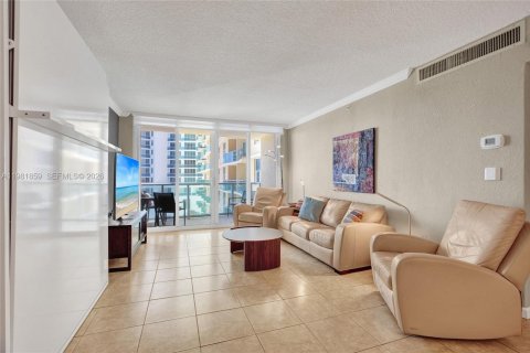 Condo in Hollywood, Florida, 1 bedroom № 2175258 - photo 7