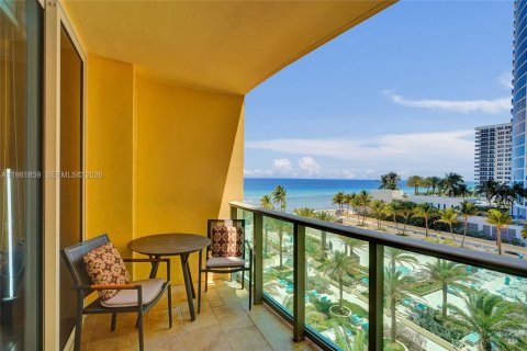 Condo in Hollywood, Florida, 1 bedroom № 2175258 - photo 13