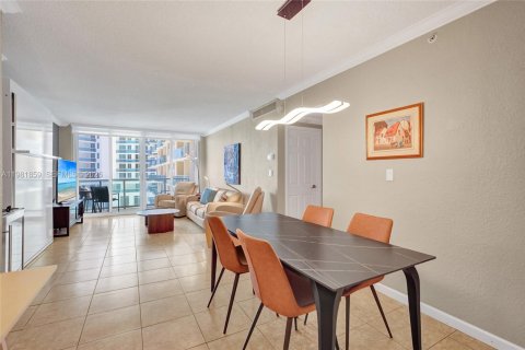 Condo in Hollywood, Florida, 1 bedroom № 2175258 - photo 3