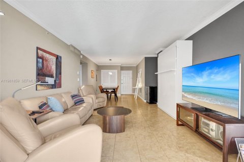 Condo in Hollywood, Florida, 1 bedroom № 2175258 - photo 10