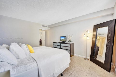 Condo in Hollywood, Florida, 1 bedroom № 2175258 - photo 19