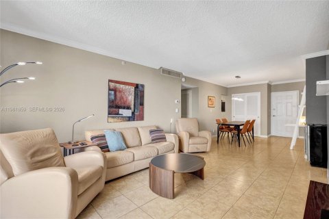 Condo in Hollywood, Florida, 1 bedroom № 2175258 - photo 11