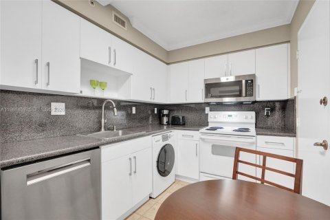 Condo in Hollywood, Florida, 1 bedroom № 2175258 - photo 15