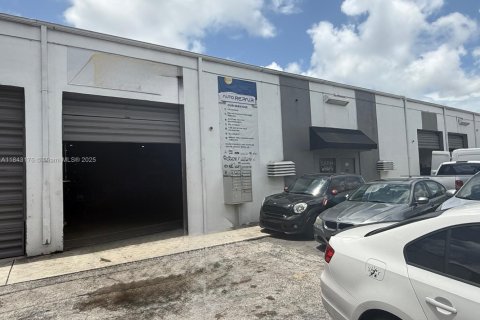 Propiedad comercial en venta en North Miami Beach, Florida № 1836301 - foto 2