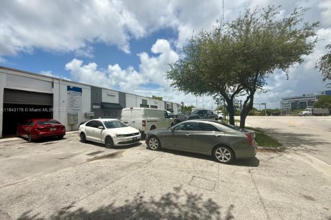 Propiedad comercial en venta en North Miami Beach, Florida № 1836301 - foto 11