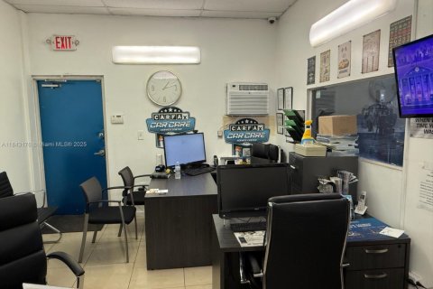 Propiedad comercial en venta en North Miami Beach, Florida № 1836301 - foto 9