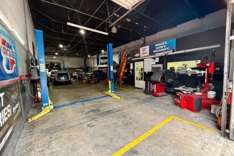 Propiedad comercial en venta en North Miami Beach, Florida № 1836301 - foto 3