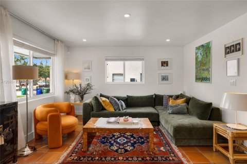 House in Miami, Florida 3 bedrooms, 103.68 sq.m. № 2384895 - photo 2
